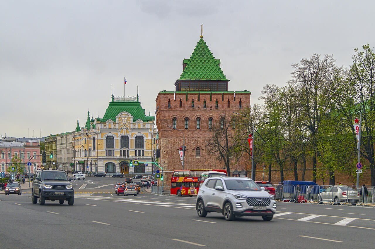 Дмитриевская башня кремля на площади Минина в Нижнем Новгороде
