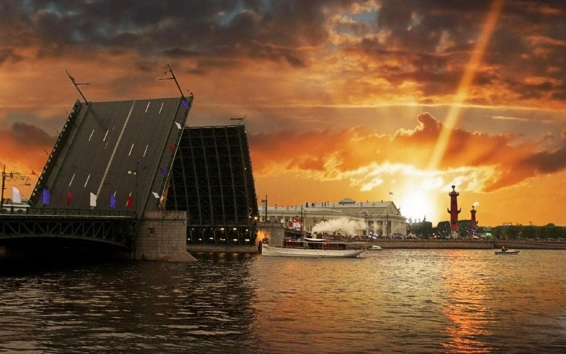 Разводной мост над Невой в Санкт-Петербурге