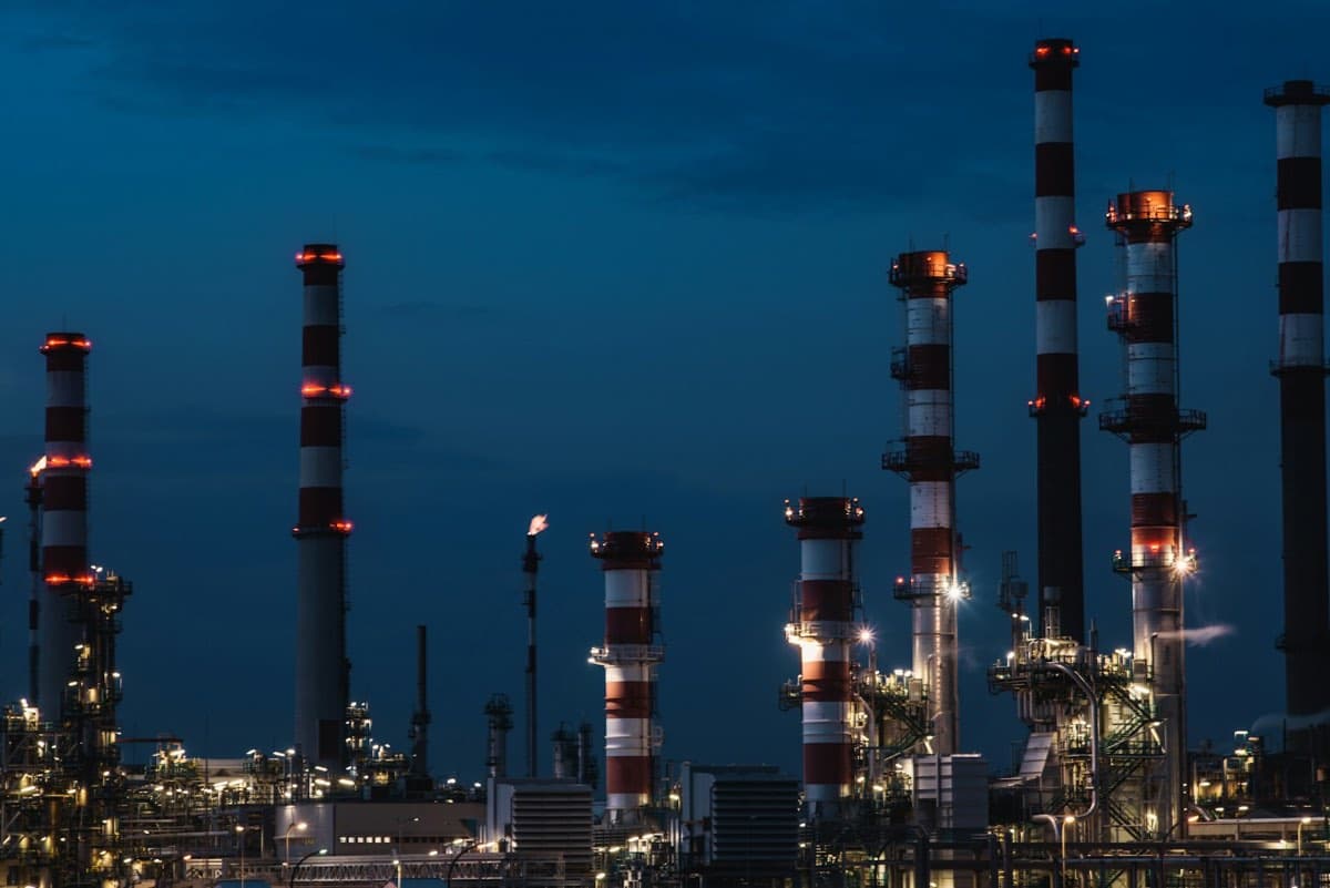 Факельная башня нефтеперерабатывающего завода